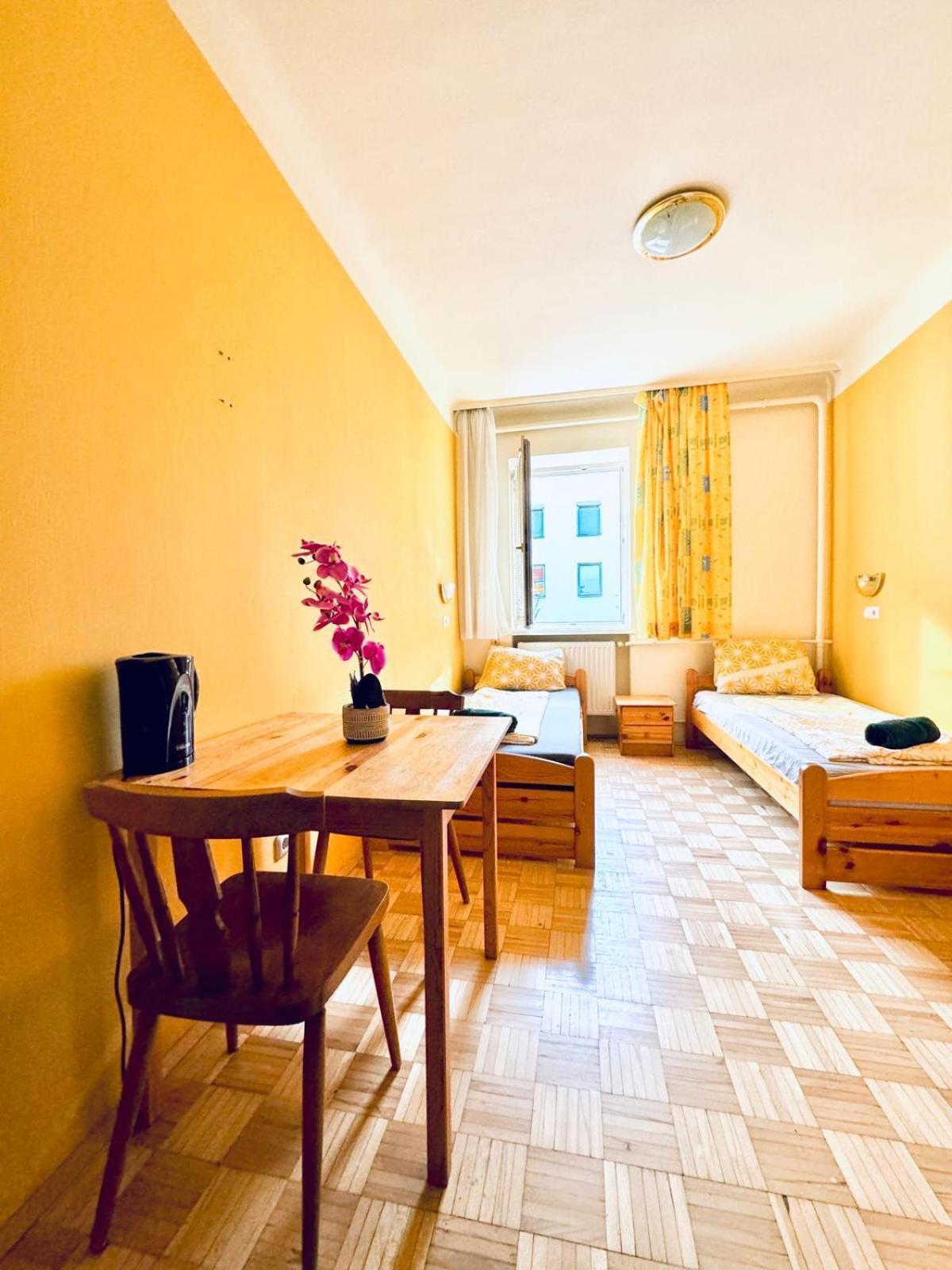 Affordable Central Rooms, 10-Min To Lugner City Виена Екстериор снимка