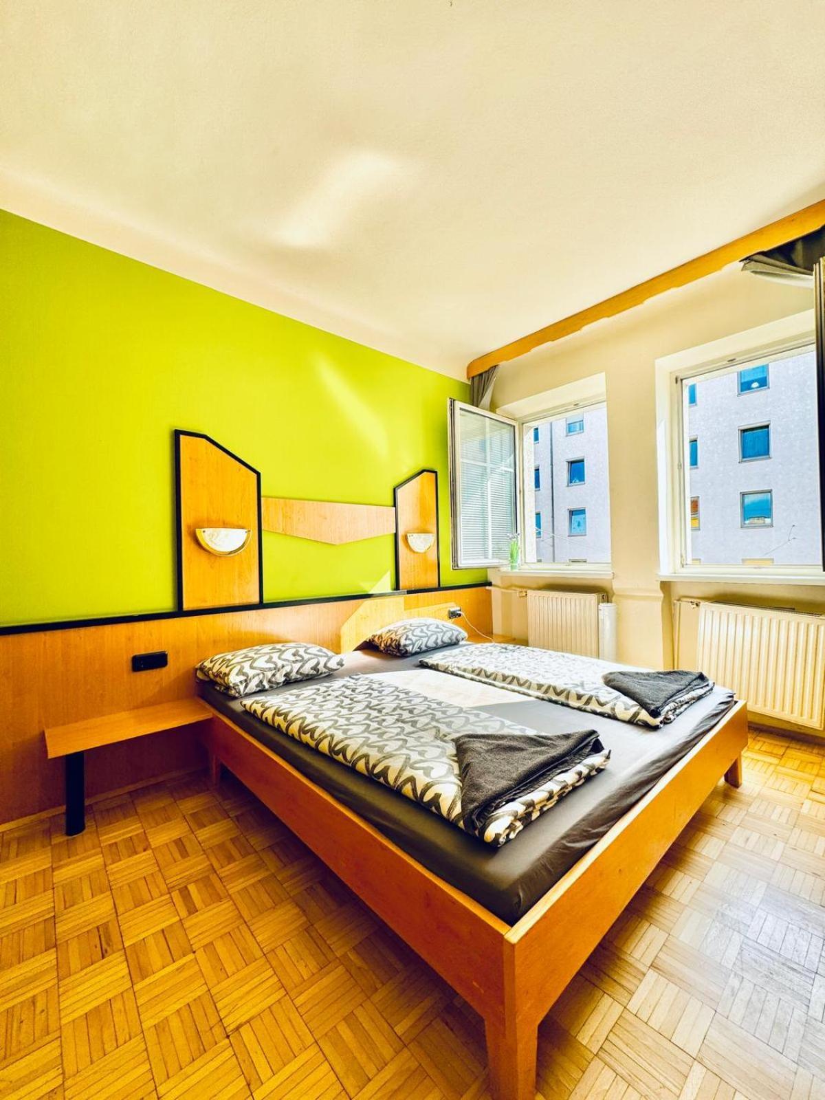 Affordable Central Rooms, 10-Min To Lugner City Виена Екстериор снимка