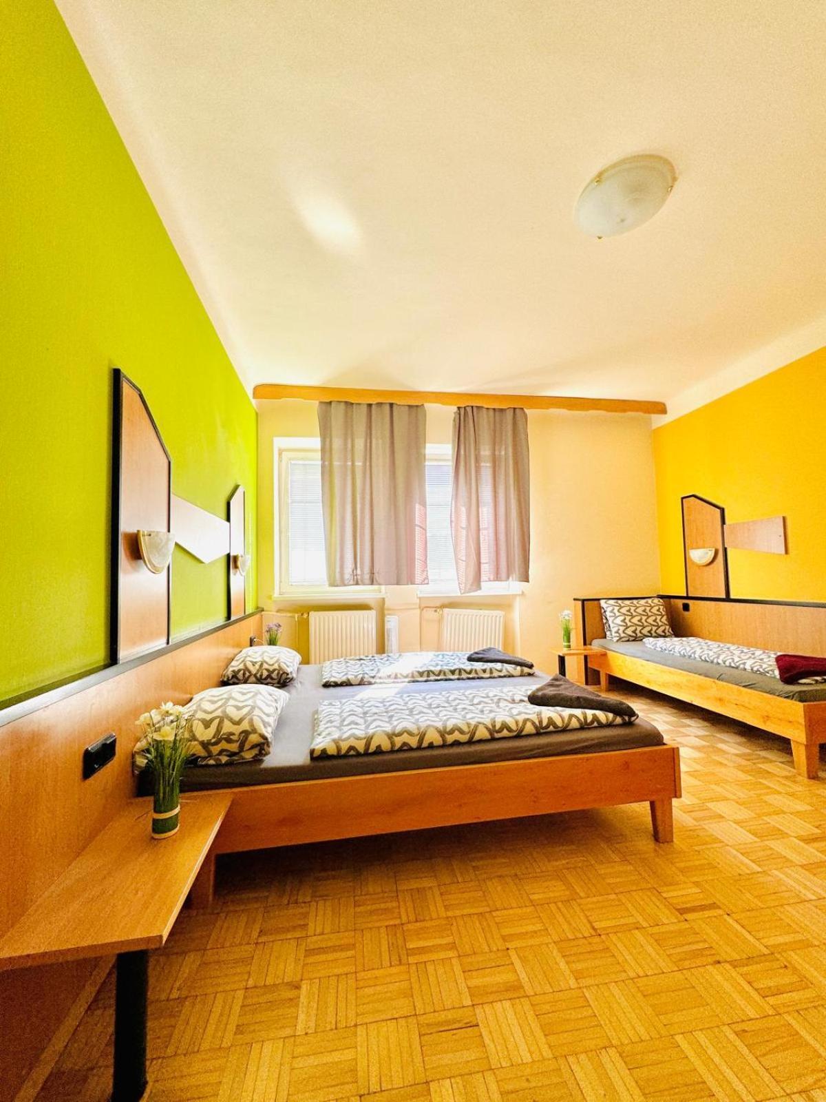 Affordable Central Rooms, 10-Min To Lugner City Виена Екстериор снимка