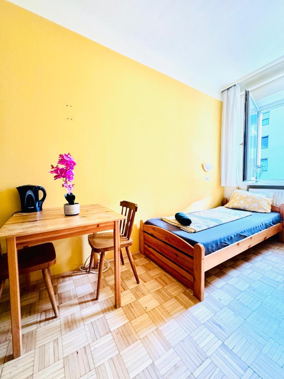 Affordable Central Rooms, 10-Min To Lugner City Виена Екстериор снимка